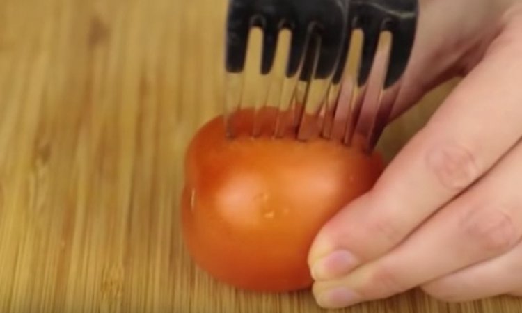 Lifehack: this is why you should stick two forks in a tomato